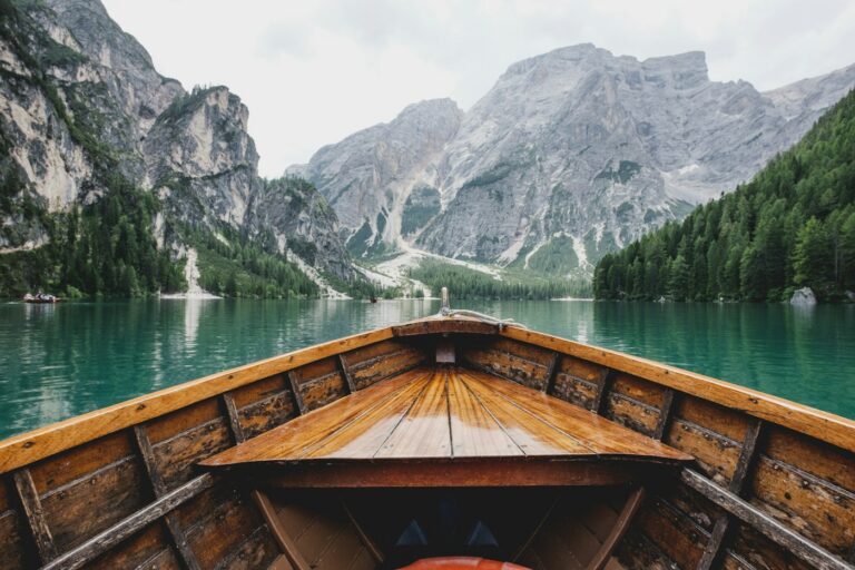 Paseo en bote por un lago de montaña