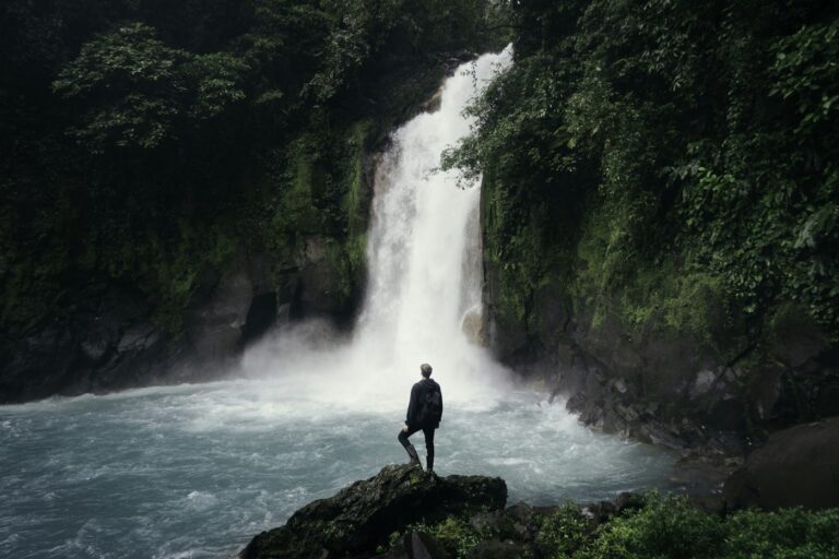 Viajero frente a una catarata en la selva