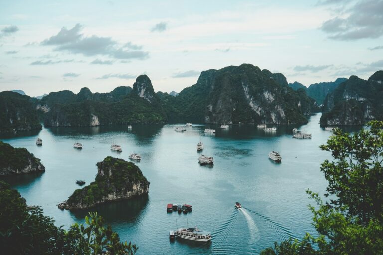 Barcos entre las islas de la bahía de Ha Long