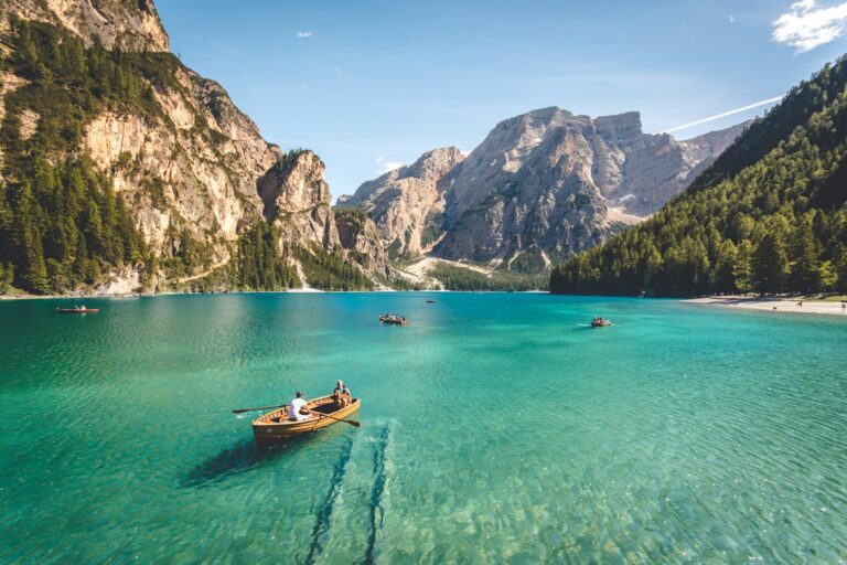 Bote en un lago de aguas turquesa entre montañas