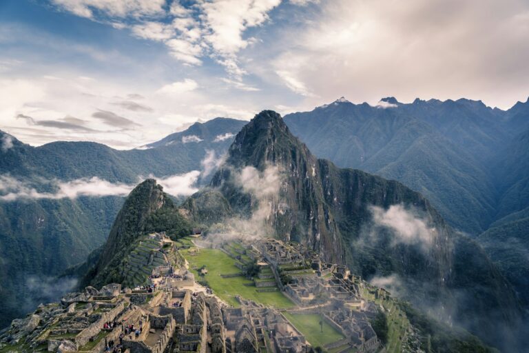Vista de Machu Picchu entre montañas