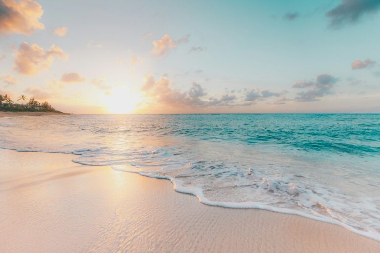 Playa tropical al atardecer