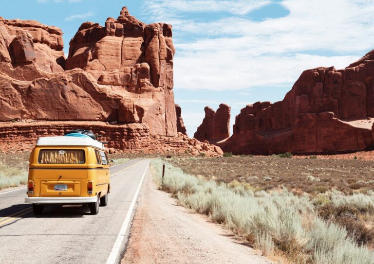 Camioneta clásica en una carretera del desierto