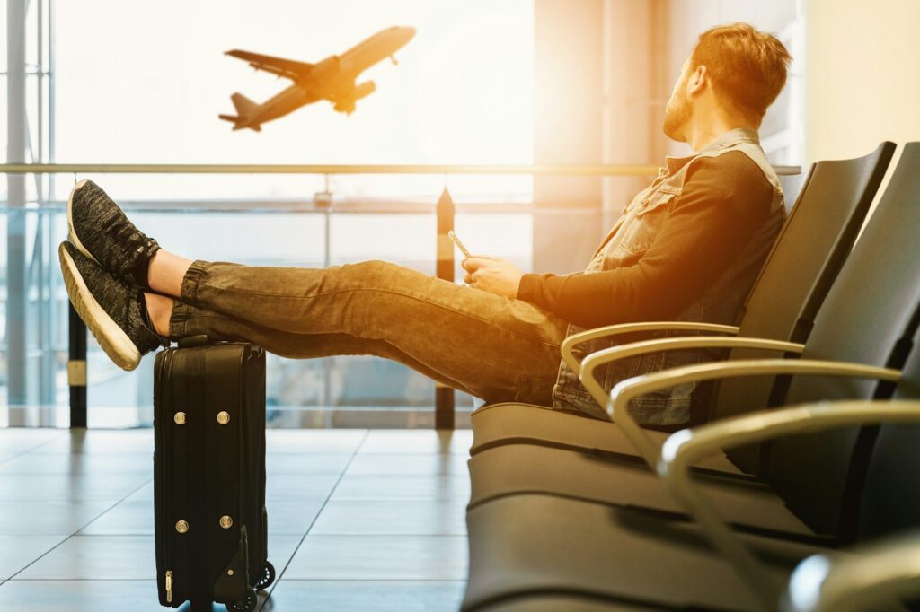 Viajero de negocios descansando en la sala del aeropuerto