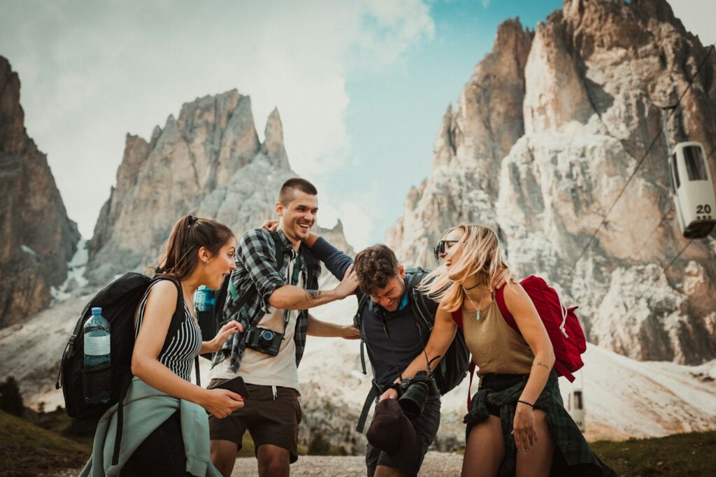 Grupo de amigos caminando juntos en la montaña